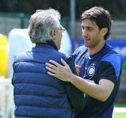 Moratti saluta tutti. Con Milito abbraccio caloroso