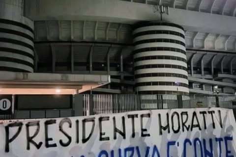 Striscione della Nord per Moratti fuori da San Siro: "Presidente, la tua Curva è con te"
