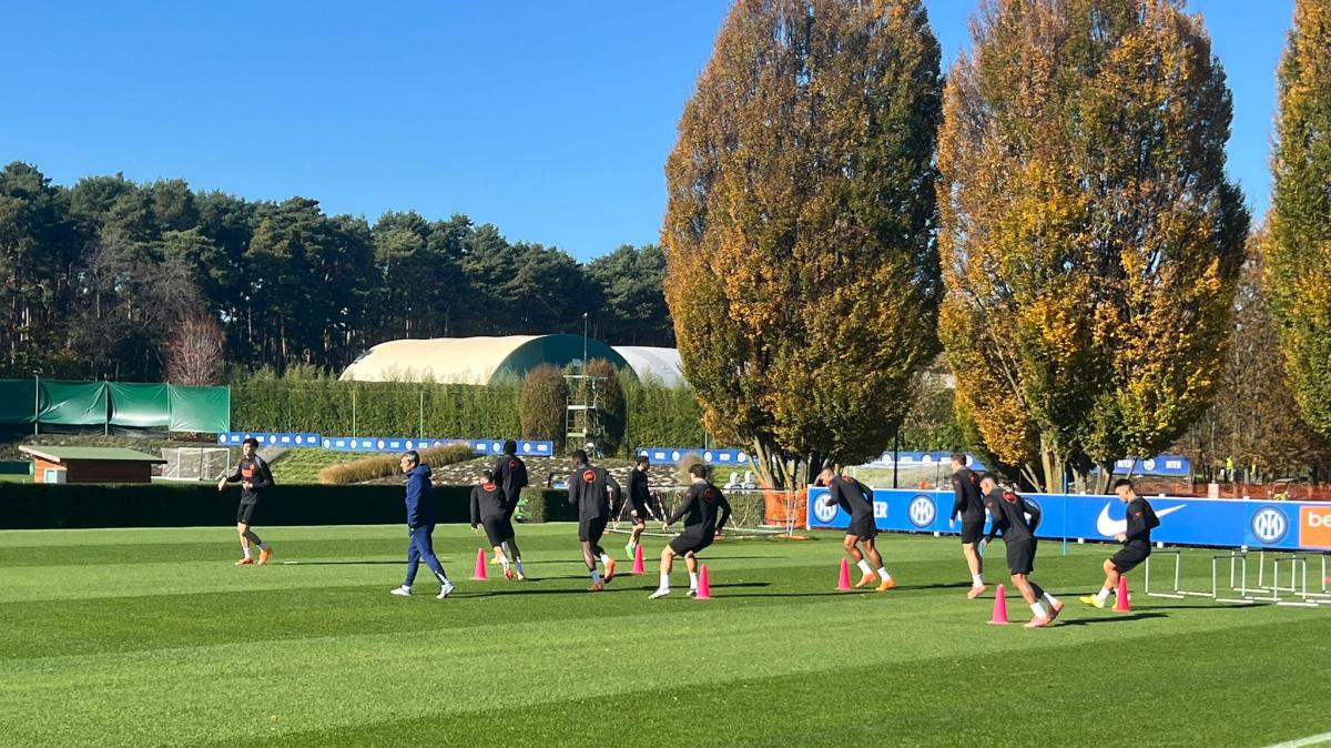 Inter-Kairat, prove di formazione ad Appiano. Attacco e centrocampo quasi certi, dubbio Acerbi dietro