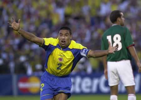 Ivan Cordoba segna il gol decisivo per la vittoria colombiana nel 2001 contro il Messico a Bogot&agrave; 