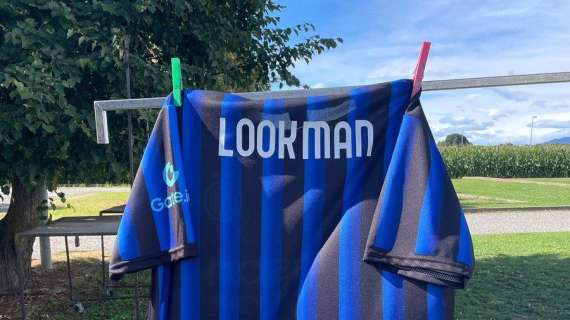 FOTO - Il desiderio Lookman supera la scaramanzia: maglia con il cognome del nigeriano fuori dai cancelli della Pinetina