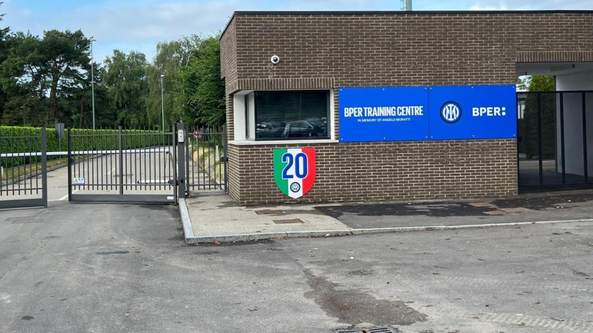 I tifosi caricano l'Inter con uno striscione fuori da Appiano: "Testa alta e paura di niente, hai al fianco la tua gente"