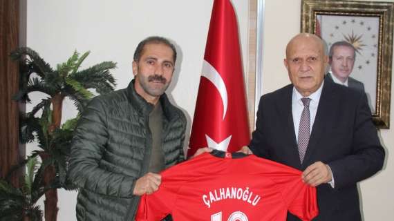 Turchia, una maglia di Calhanoglu in omaggio per il sindaco di Bayburt
