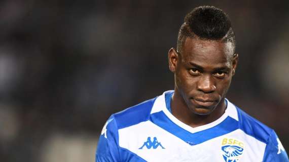 Balotelli contrattacca: "Svegliatevi, ignoranti. Quando segno per l'Italia va bene?"