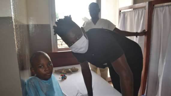 Onana continua a fare del bene: la sua Fondazione ha salvato la vita a 500 bambini di Yaoundé