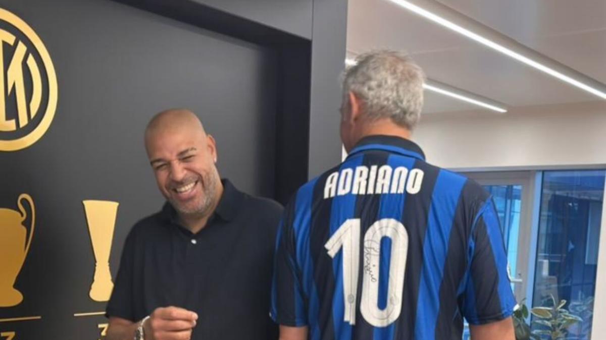Adriano in visita all'Inter HQ insieme alle figlie e l'ex compagno Toldo: "Inter-Juve sarà uno spettacolo"
