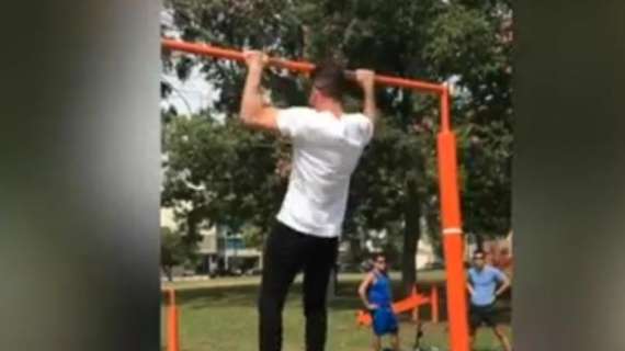 VIDEO - Simeone si tiene in forma: esercizi alla sbarra in mezzo a un parco
