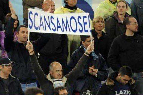 Un eloquente striscione dei laziali, ieri sera