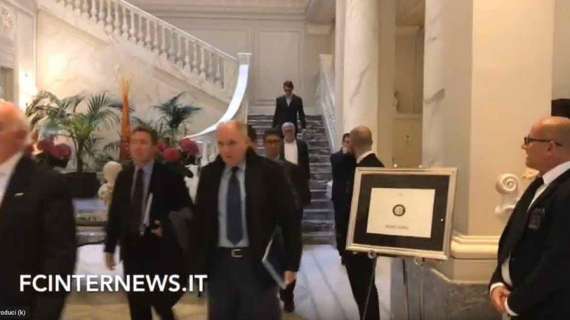 VIDEO - Gli azionisti dell'Inter lasciano Palazzo Parigi