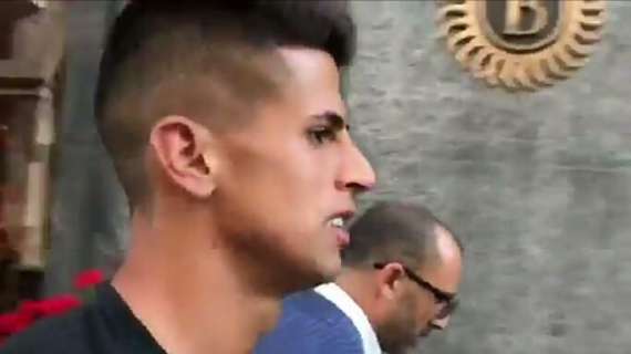 Cancelo esce dalla sede dopo la firma, ecco le sue prime parole da nerazzurro: "Sono felice, forza Inter!"