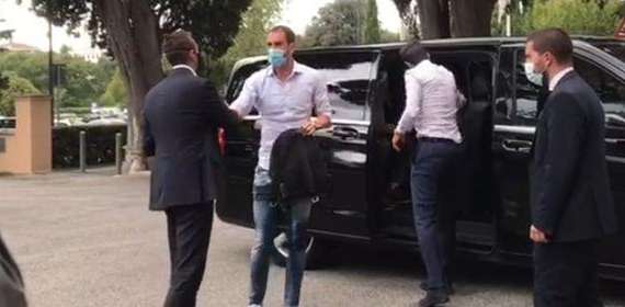 VIDEO - Godin arrivato a Villa Stuart: l'uruguayano pronto a iniziare le visite mediche per conto del Cagliari