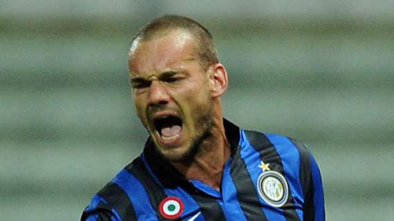 Sneijder gela e annuncia su Twitter: "Non sono convocato!!!". È multa?