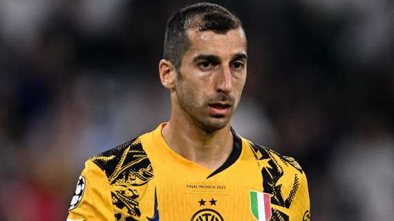Calcio e football americano: Mkhitaryan scambia la maglietta con Cameron Dicker