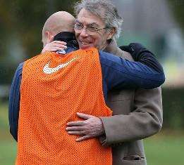 FOTO - Moratti-Cuchu, abbraccio sul campo di Appiano