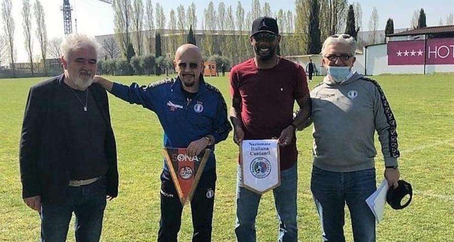 Maicon e Sona, sorpresa e scambio di gagliardetti con l'interista Ruggeri e la Nazionale Cantanti