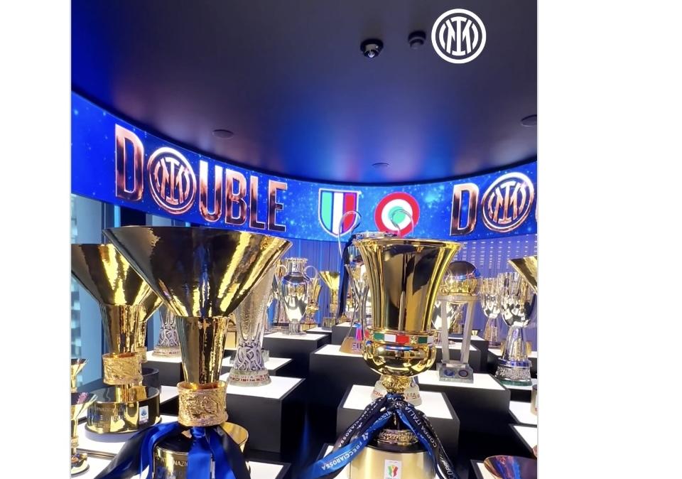 VIDEO - Inter, le Coppe del doblete sono arrivate in sede