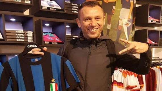 Cassano in posa con la maglia storica dell'Inter