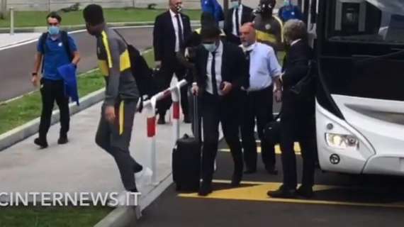 VIDEO - L'Inter è arrivata all'aeroporto di Malpensa: sta per iniziare la missione Europa League