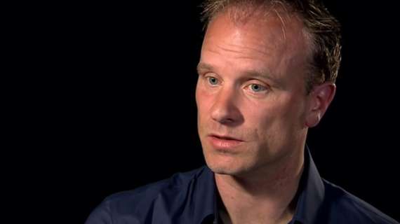 Il Ministero del tesoro olandese omaggia Dennis Bergkamp: banconota speciale per un gol speciale