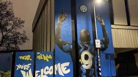 Lukaku braccia al cielo: nuovo murales in zona San Siro