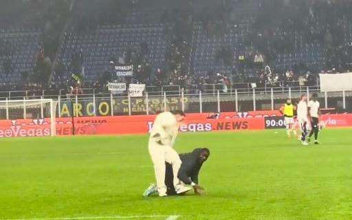 VIDEO - Thuram sgambetta Pavard (che cade e lo insegue) a San Siro, l'Inter: "Quando vedi un outfit da rovinare"