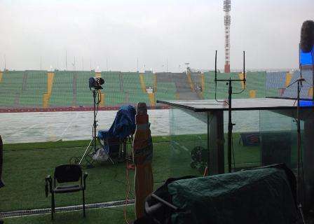 FOTO - Piove a Udine, teloni sul campo del Friuli