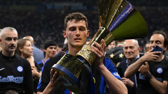 Pavard alza la coppa scudetto: "Felicissimo per questa seconda stella cucita per sempre sulla nostra maglia"