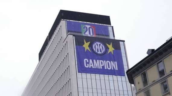 FOTO - La seconda stella scende sulla sede dell'Inter: "Campioni"