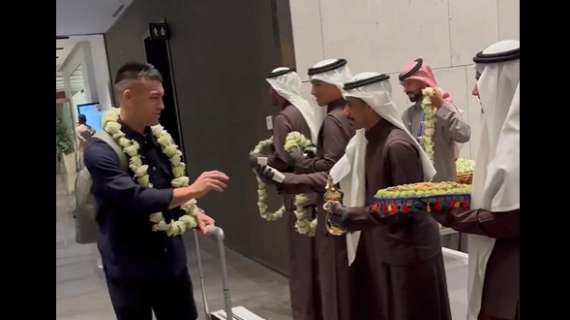 VIDEO - L'Inter arrivata a Riyadh: accoglienza speciale con collane di fiori per i nerazzurri 