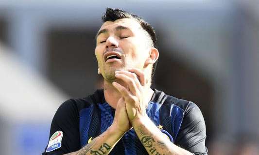 Distorsione al ginocchio destro per Medel. Valutato nei prossimi giorni