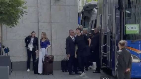 VIDEO - Verso la finale di Champions: l'arrivo dell'Inter in hotel tra l'entusiasmo dei tifosi. Presente anche Katherine Ralph