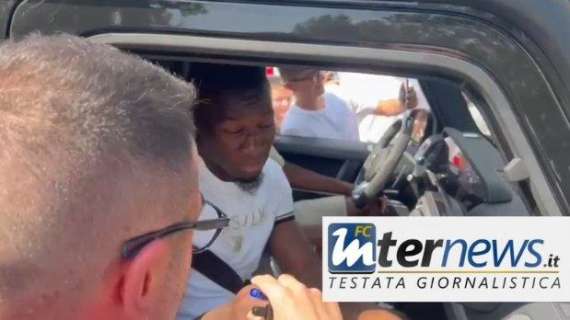 VIDEO - Un tifoso a Onana: "Domani giochi?". Il camerunese reagisce così