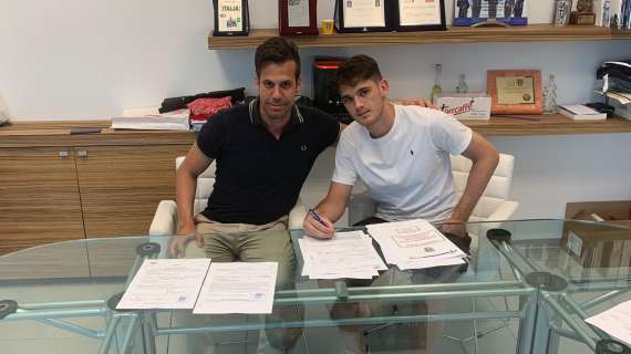 FOTO FcIN - Andrea Adorante firma con il Parma, affare concluso