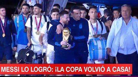 La Seleccion sbarca a Buenos Aires. Messi con la coppa, Lautaro con un... tamburo