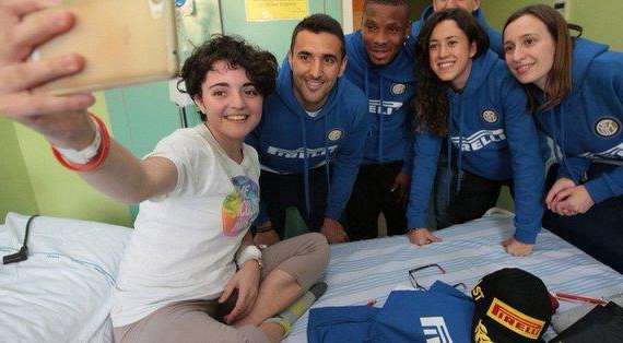 L'Inter lancia Football Therapy: Zanetti, Ausilio e quattro giocatori in visita in alcuni reparti pediatrici