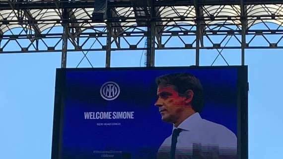 San Siro accoglie Simone Inzaghi: alcuni tifosi lo incitano fuori dallo stadio