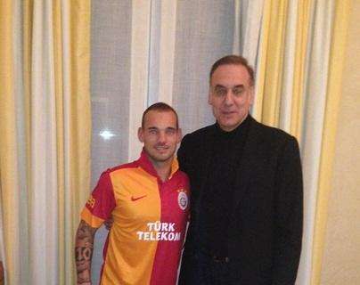 FOTO - Ecco Sneijder: già veste la maglia del Gala!