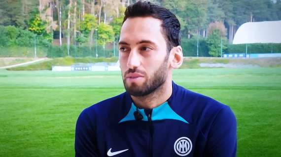 Calhanoglu: "Dura col Barça, ma se siamo uniti nessuno ci batte. Lukaku? Gli ho chiesto di accelerare un po'..."