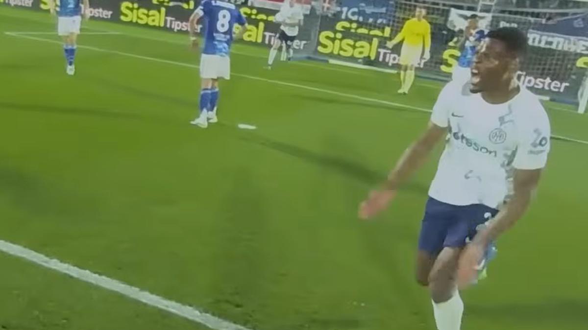 VIDEO - Thuram segna il gol del 2-1 a Como. E la RefCam di Massa coglie l'urlo di Dumfries