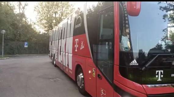VIDEO - L'arrivo del Bayern Monaco a San Donato Milanese: acclamazioni per Mané