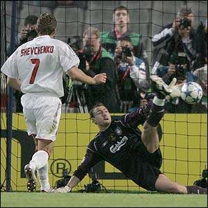 Dudek intento a parare il rigore a Shevchenko, il 25 maggio 2005