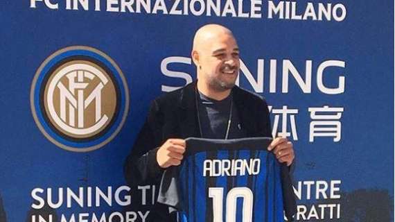 Adriano in visita ad Appiano Gentile: posa con la maglia numero 10 e incontro con Mauro Icardi