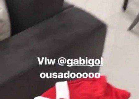 FOTO - Gabigol, maglia Benfica in regalo per Melo