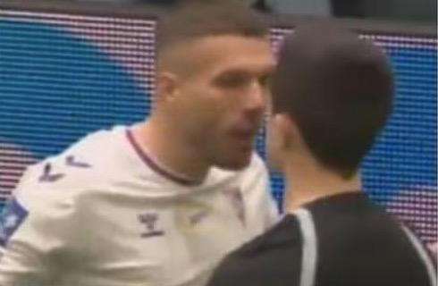 Follia Podolski: organizza un torneo benefico ma insulta l'arbitro, si becca un rosso e lancia una bottiglietta 