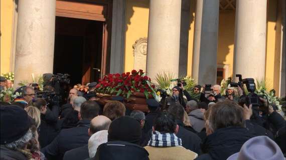 Tanta gente al funerale di Gian Marco Moratti. Presenti anche Paolo Berlusconi e Lapo Elkann