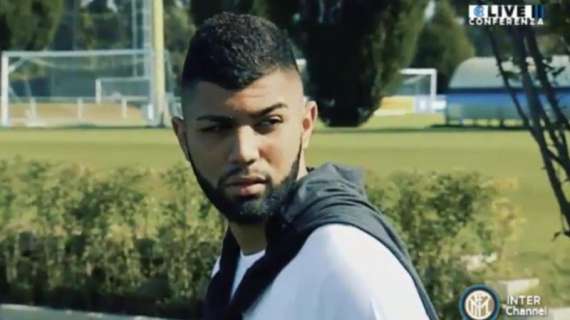 Gabigol prende confidenza con Milano: foto al Duomo 