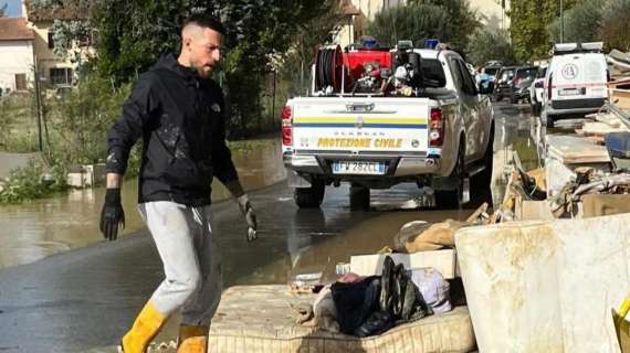 Biraghi capitano di Firenze anche fuori dal campo: l'ex Inter per le strade ad aiutare la popolazione alluvionata