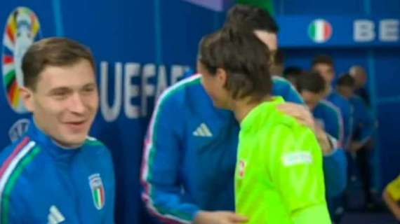 Svizzera-Italia, saluti e abbracci tra Sommer e i compagni dell'Inter nel tunnel prima del match