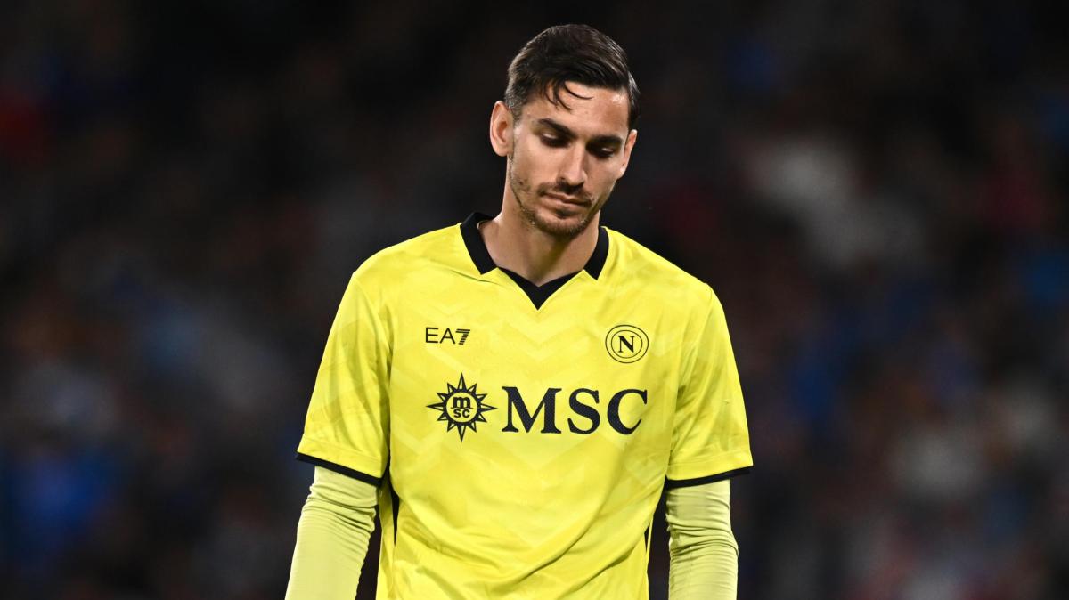 Qui Napoli - Mattinata di lavoro tecnico-tattico. Anche Meret out per l'Inter: per il portiere frattura al piede destro 