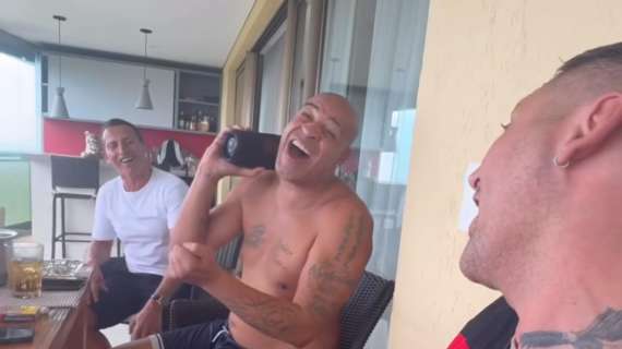 VIDEO - Adriano, Materazzi e Cesar: sorrisi e karaoke prima della gara d'addio dell'Imperatore